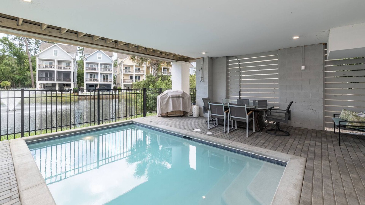 Folly Field House | Luxe Family Gem-FREE Heated Pool~Walk to Beach~BBQ