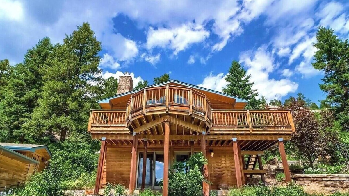 Perry Park House | Luxe Getaway | Fireplace | Deck | Mtn Views | Wifi