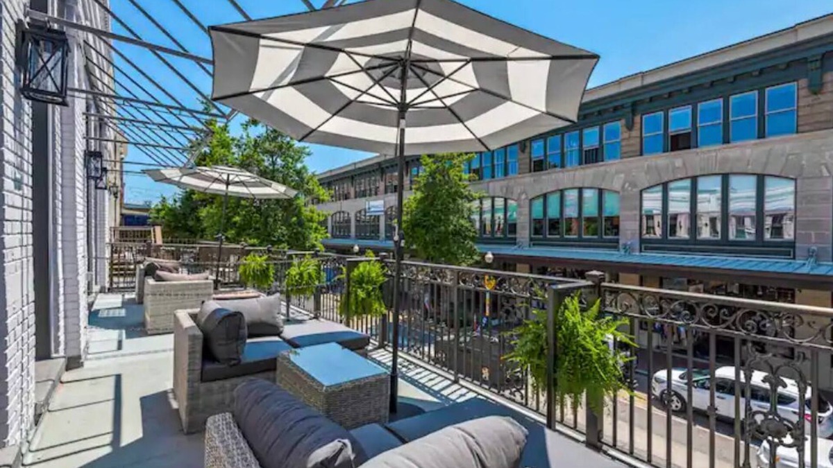 Downtown Apartment | Luxe Historic 2 BR Palafox Balcony Overlook ~ Fabu Posh A