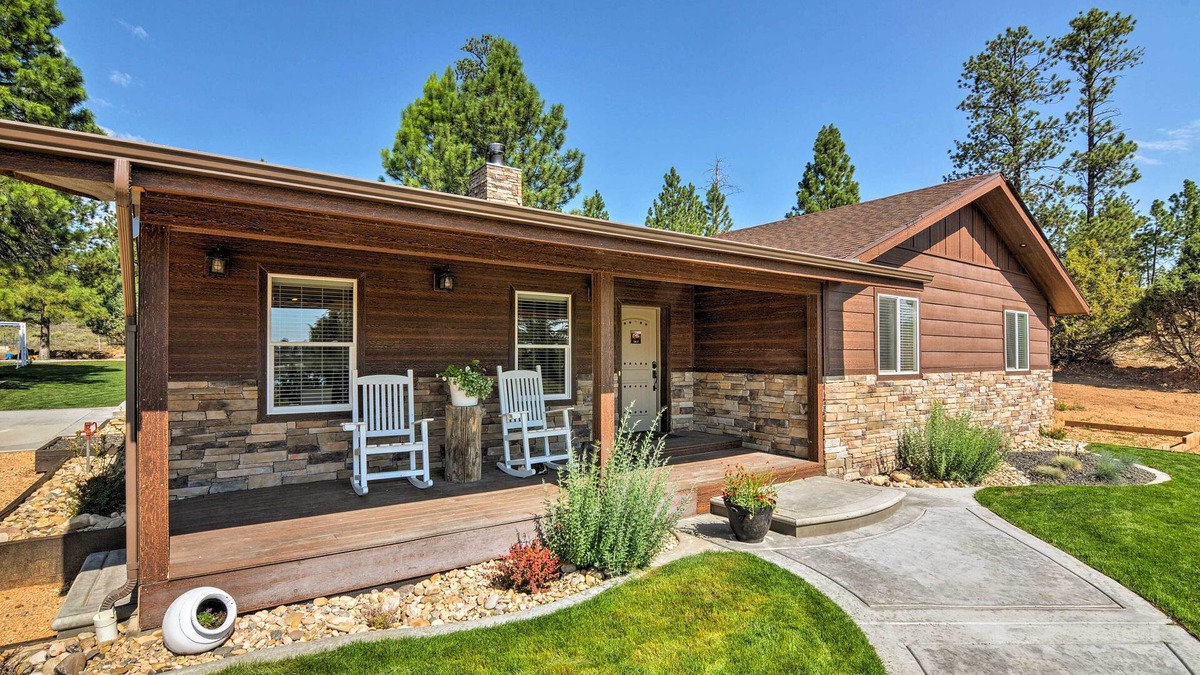 Bryce Canyon House | Luxe Home ~ 2 Mi to Bryce Canyon National Park!