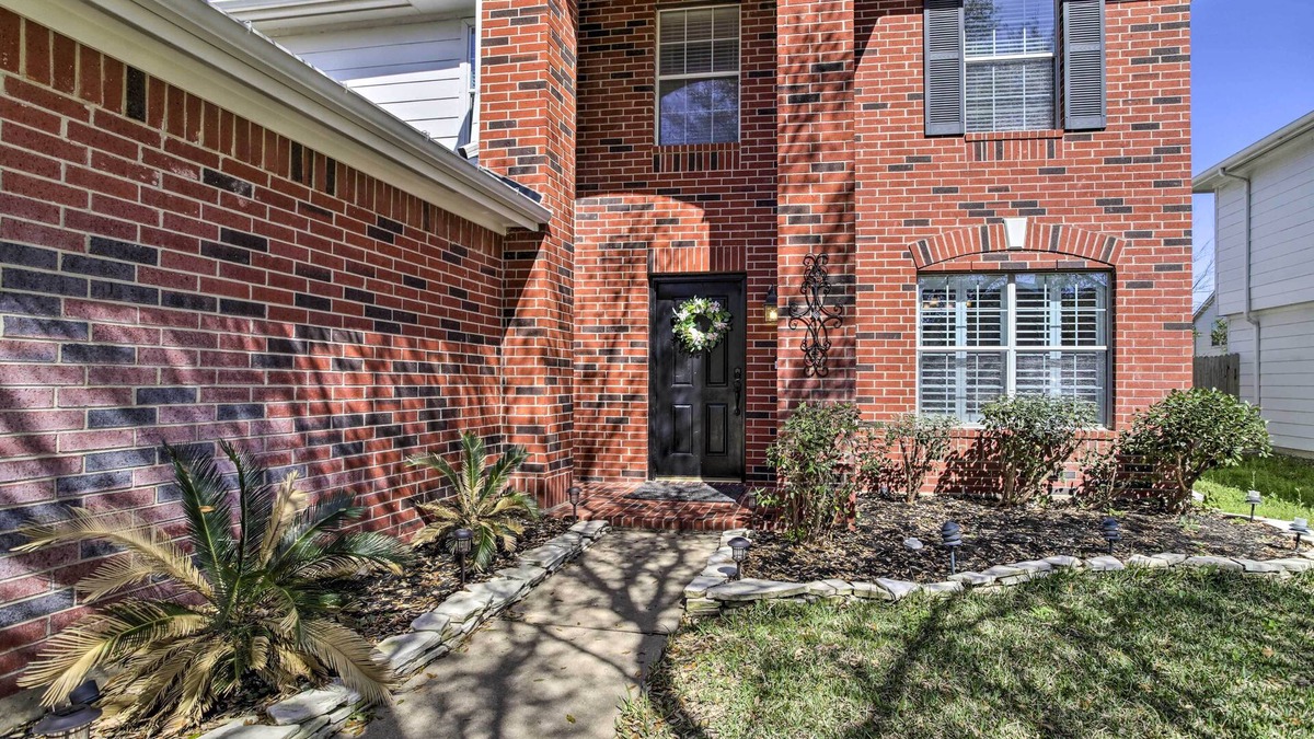 Cypress House | Luxe Home 30 Miles to Houston w/Pool & Grill