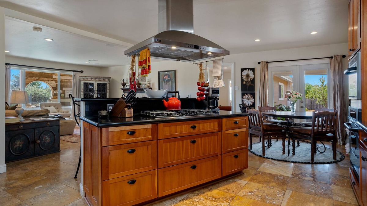 Callender House | Luxe Home on Boutique Farms with Animals -5 mins from Beach