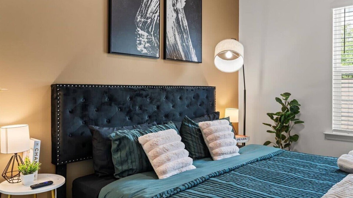 Charlotte House | Luxe King 3BR Townhouse Uptown Charlotte!