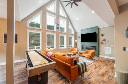 Massanutten House | Luxe Lodge Designer Decorated Hot Tub Slope Views