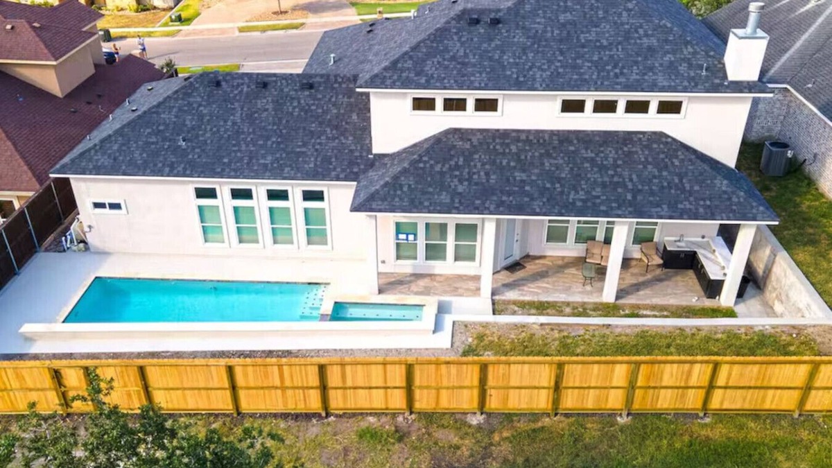 Calallen House | Luxe Mansion w Yard, BBQ, Pool Table!