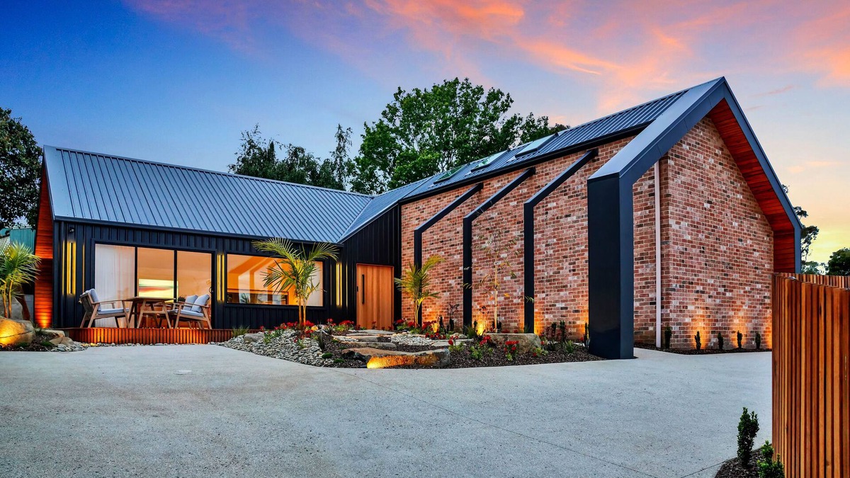 West Launceston House | Luxe - Nestled in the hills of West Launceston