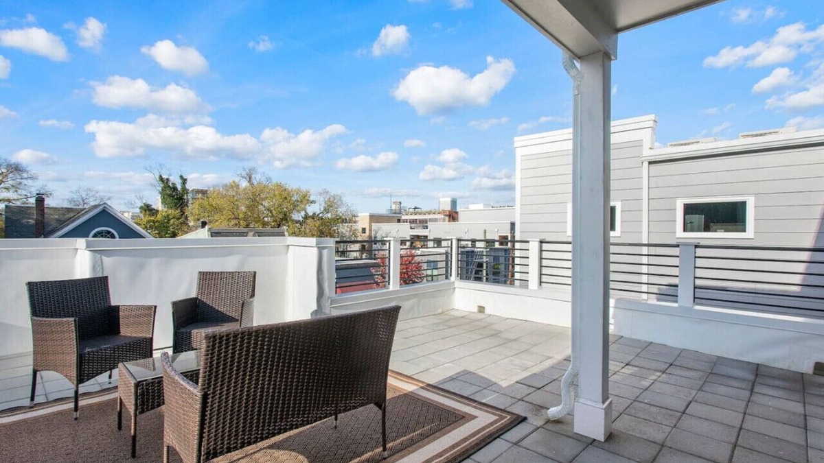 North Chesterfield Apartment | Luxe Penthouse 'n Old Town Manchester with Views!