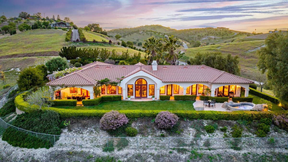 Paso Robles House | Luxe Ranch with Hot Tub, Gourmet Kitchen and Fabulous Downtown Views.