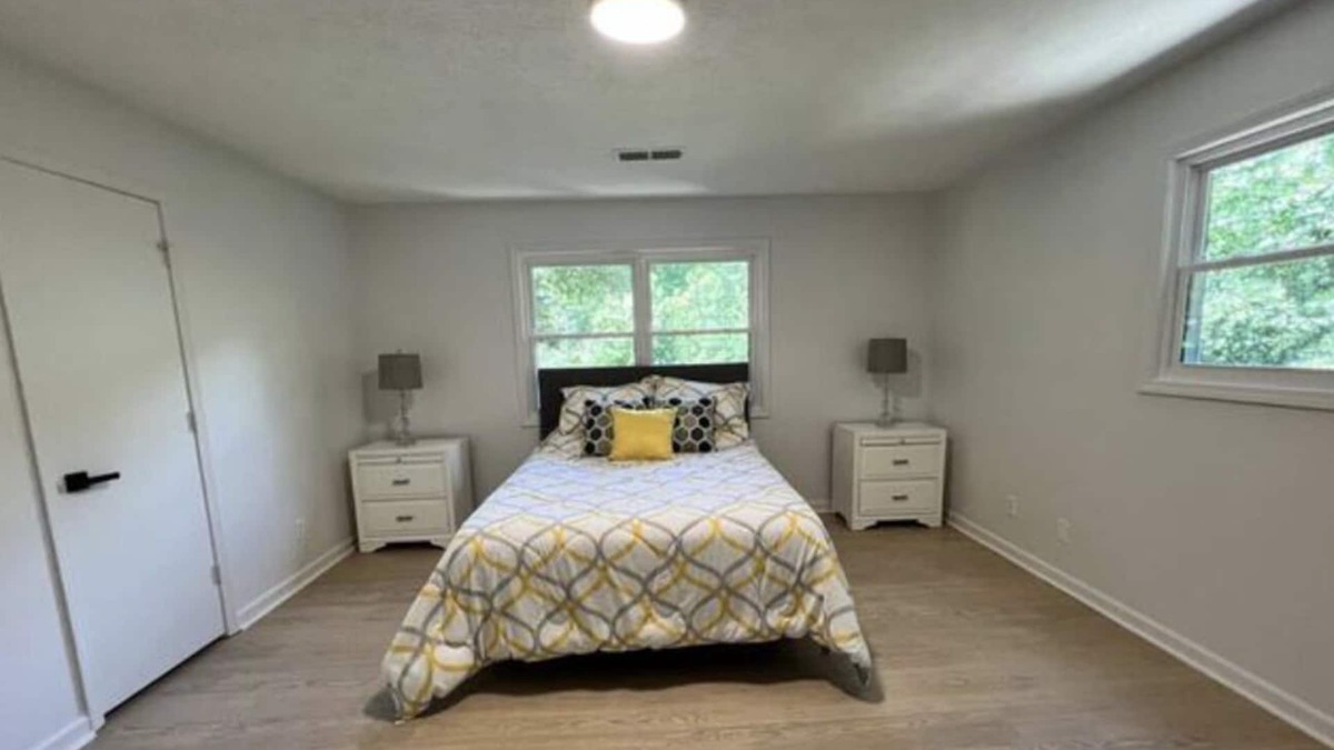 Lilburn House | Luxe relaxing 2 bedroom townhouse with parking