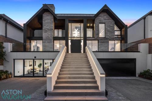 Hove Villa | Luxe Retreat 5-Bedroom Designer Home Pool & Cinema