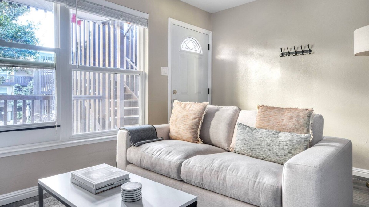 Central San Mateo Apartment | Luxe San Mateo Studio w/Pool & W/D, nr 20+ restaurants, by Blueground