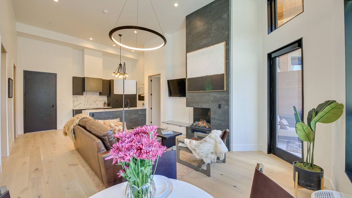 Sandpoint Condo | Luxe Schweitzer Condo w/Hot Tub: Ski-In/Ski-Out!