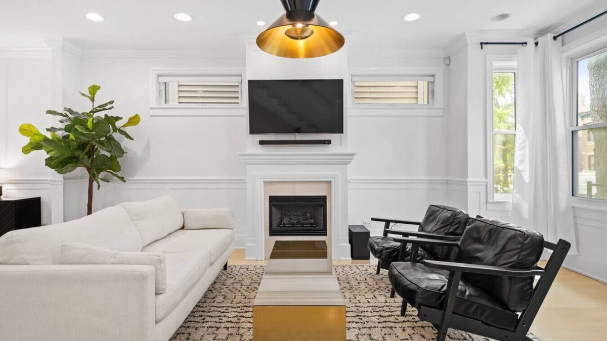 West Town House | Luxe SFH Bucktown Retreat with Garage Parking