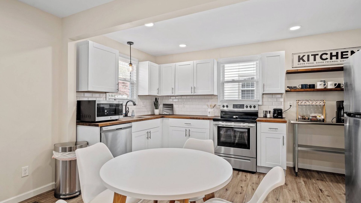 Sans Souci House | Luxe Shower| 7 min to Downtown | Premier Property