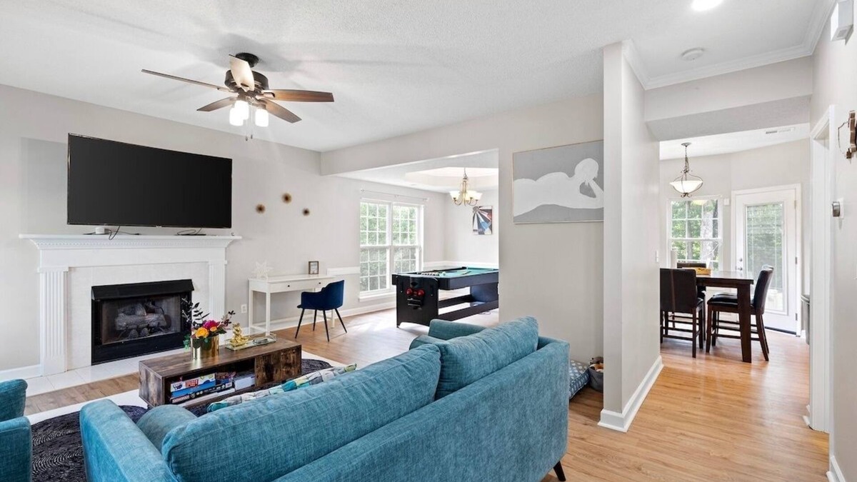 Prosperity Church Road House | Luxe Sleek 4BR Paradise Near Uptown w/Games & Grill