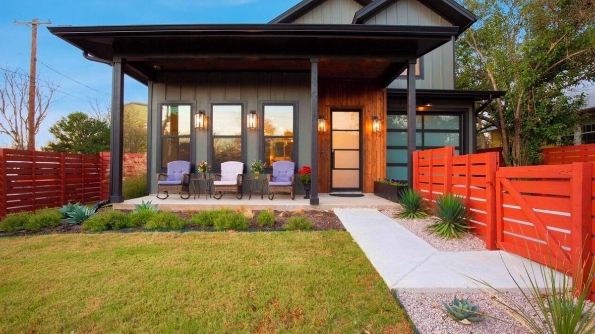 Swede Hill House | LUXE Spacious Downtown Retreat; SwimSpa; BBQ&FreeParking; Steps2 Moody&UT&6th St