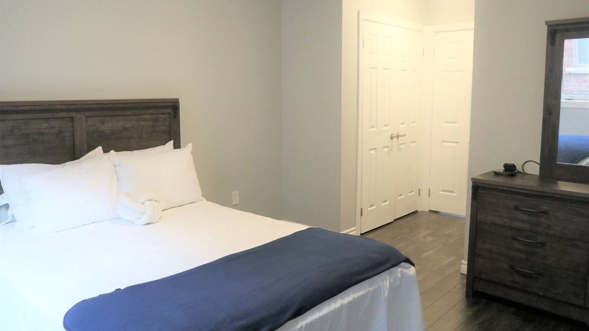 Bowmanville House | Luxe Stays New Stunning Luxury Modern Retreat - Dedicated Workspace