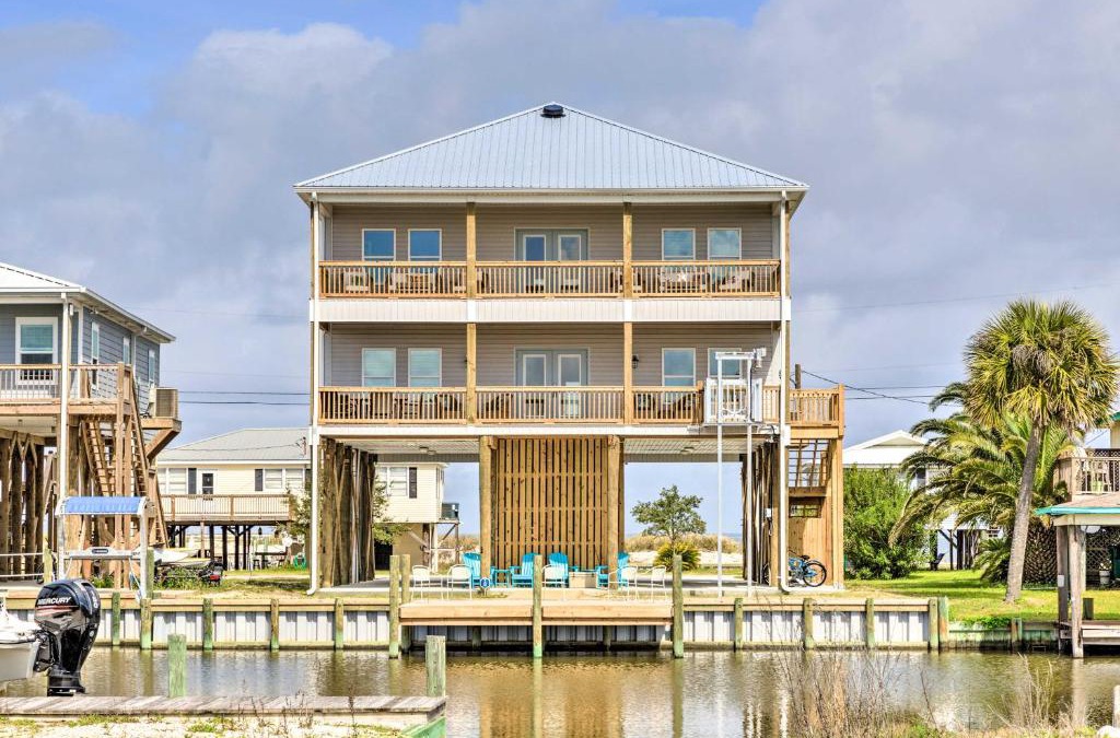 Dauphin Island House | Luxe Stilted Home with Kayaks Walk to Beach