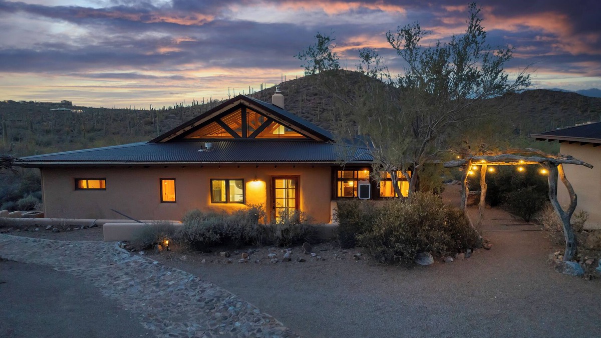Tucson House | Luxe straw bale home on 3+ acres, 20 min to dntwn!