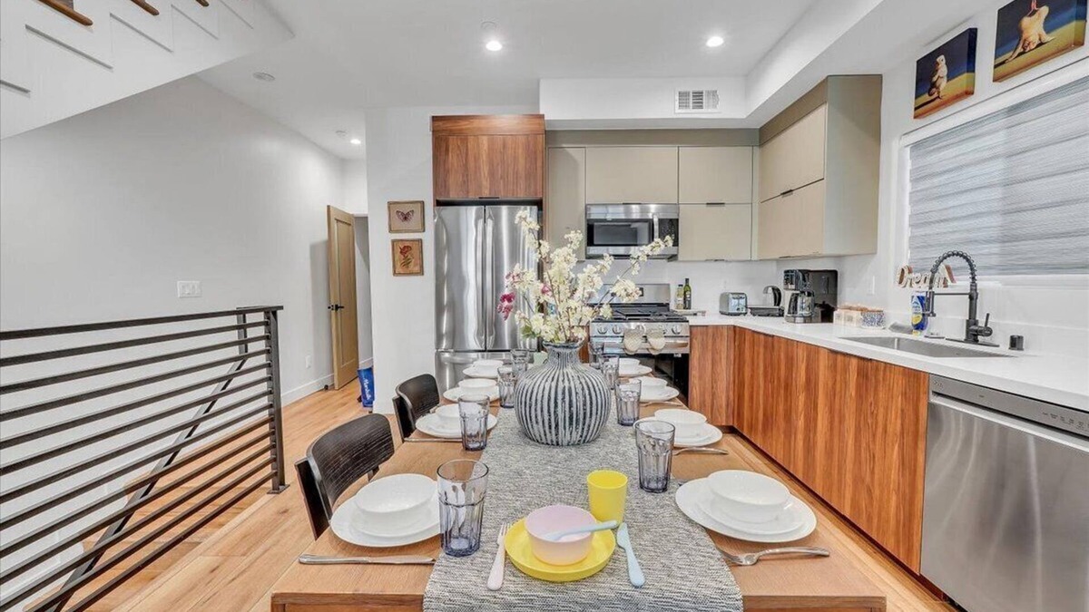 Sherman Oaks Apartment | Luxe Townhome | Newly-Built