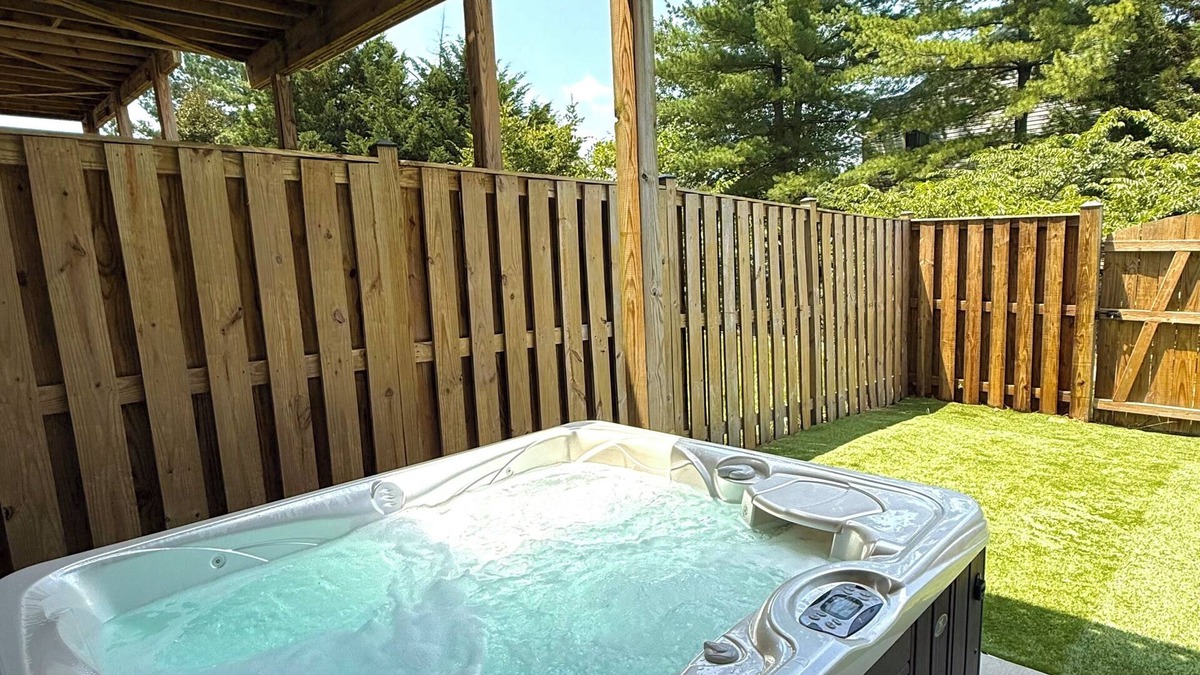 Ashburn House | Luxe Townhouse Retreat Hot Tub Sauna Loft Fireplace Near One loudon
