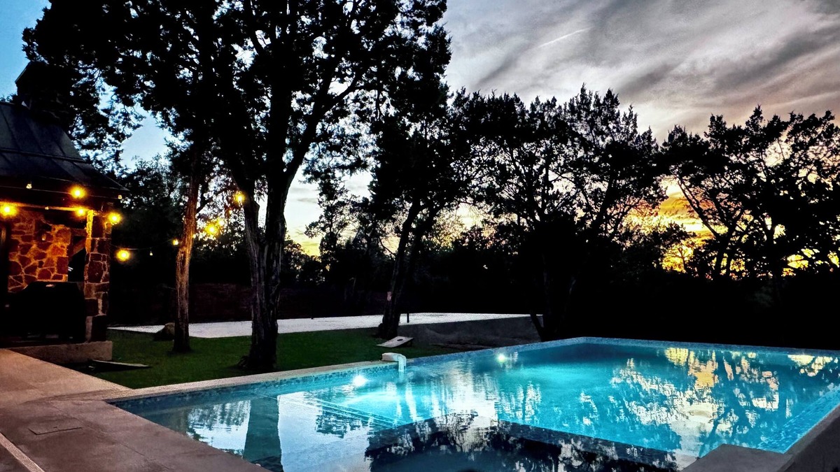 Sunset Valley Villa | Luxe Tuscan Villa on 1 Acre with Pool & Pickleball, Sleeps 18, 9 mins to DT