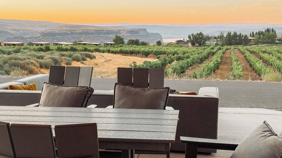 Quincy House | Luxe Winery Spa Retreat with Columbia Gorge & Lake Views 2bd/2ba