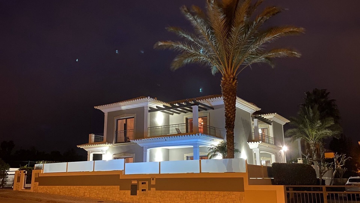 Porto de Mos Villa | Luxorious 3 bedroom villa with ensuite bathrooms overlooking Porto de Mós beach