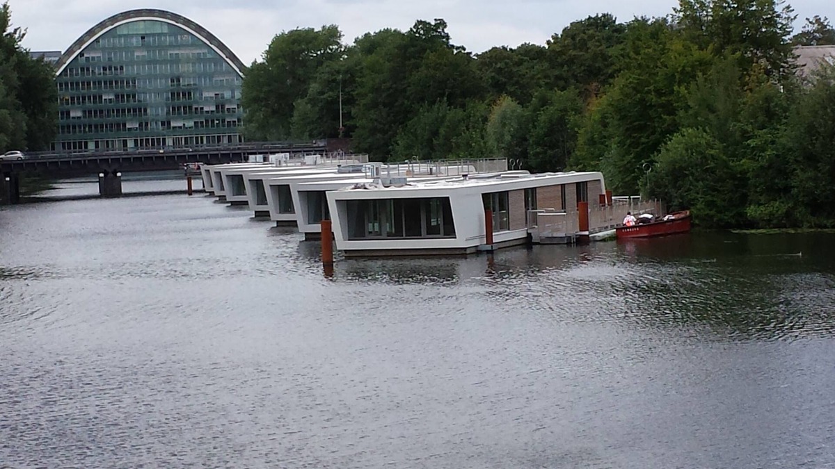 Hamm Boat Rental | Luxury houseboat centrally in Hamburg with a clear view