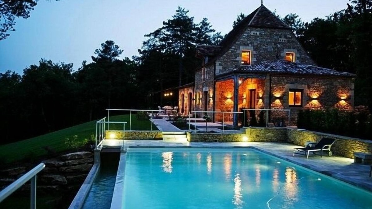 Les Eyzies House | Luxurious large cottage 5 Star/pool/far-reaching views in beautiful countryside
