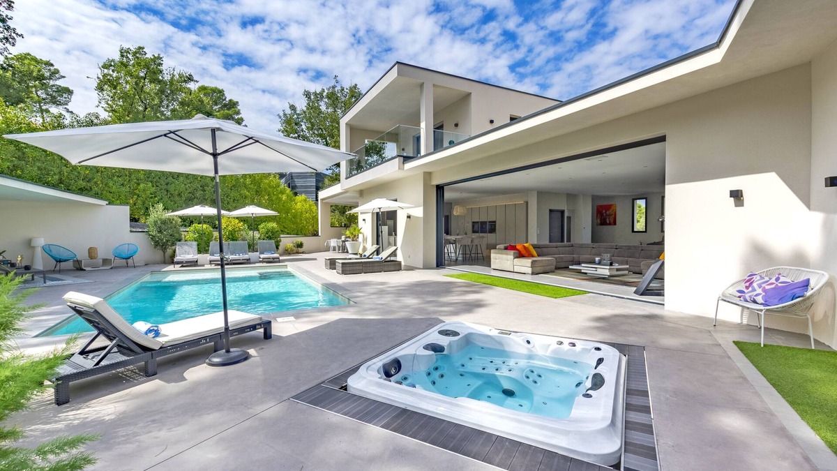 Saint-Clement-de-Riviere Villa | Luxurious villa on a private estate.