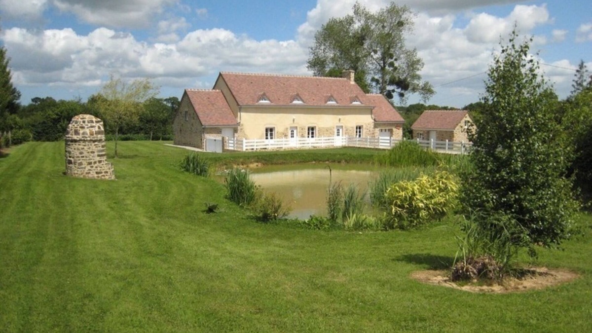 Saint-Sauveur-le-Vicomte Cottage | Luxurious Family Cottage: Private Pond, Indoor Fireplace, Game Room, and Pet-Friendly