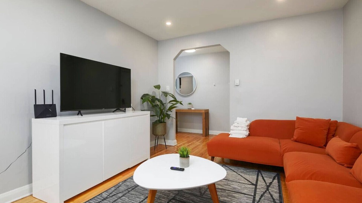Cote-Des-Neiges—Notre-Dame-De-Grace Apartment | Luxurious 1BR unit in Montreal