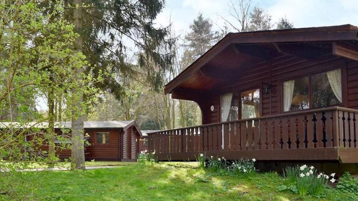 Kenwick Cabin | Luxurious 2 Bed Log Cabin Scandinavian Lodge in Louth Lincolnshire (2B Sleeps 6)