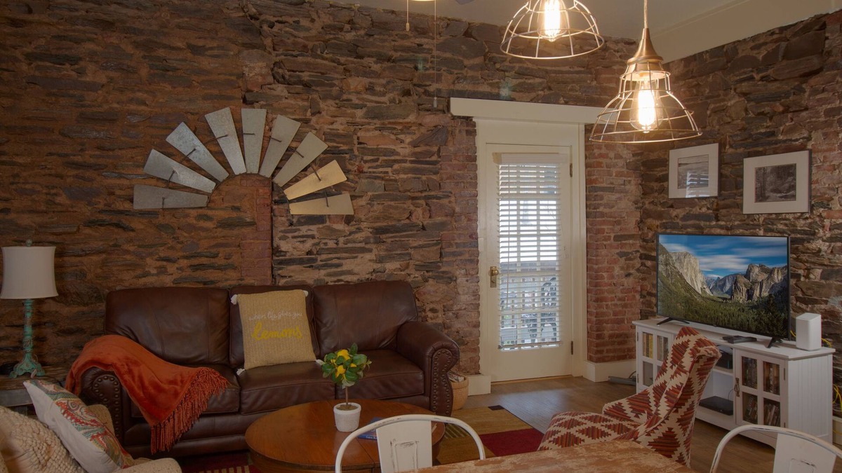 Jamestown Apartment | Luxurious 2 Bedroom Suite in the ♥ of Jamestown