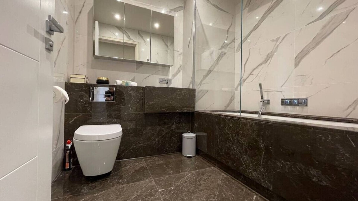 Chigwell Apartment | Luxurious 2 BR, 2 BA Apt, Desirable Chigwell