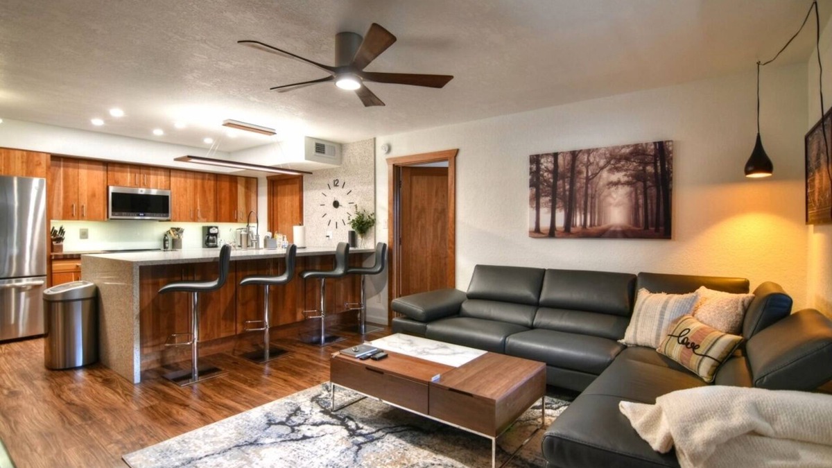 East Mesa Condo | Luxurious 2B/2B Executive Condo Pets Considered, Heated Community Pool & Hot Tub