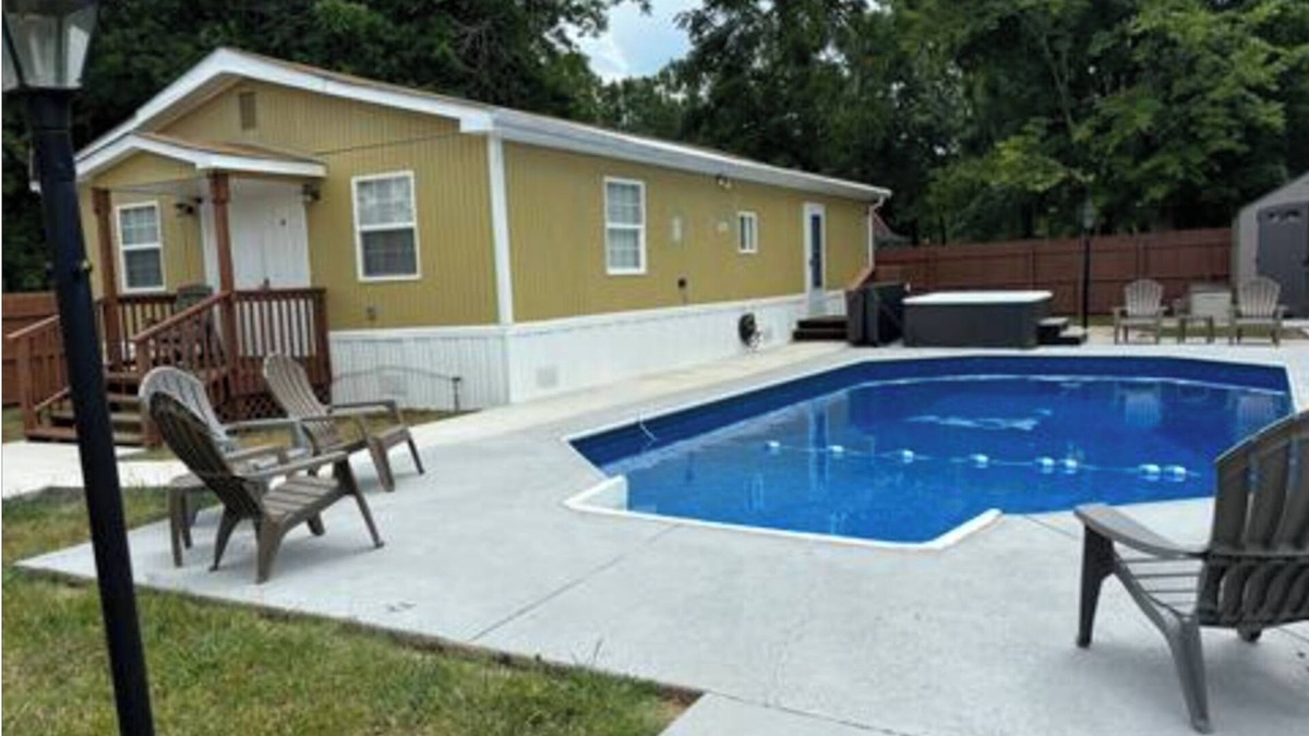 Durham House | Luxurious 2BR Apt. w/Shared Backyard Pool & Spa