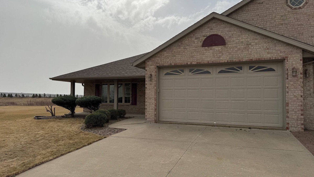 De Pere Condo | Luxurious 3-bedroom- 3 bath, short drive to Lambeau- De Pere.