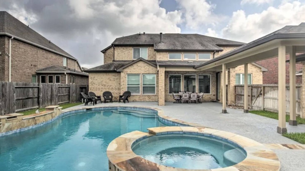 Katy House | "Luxurious 3-Bedroom Mansion with Heavenly Heated Pool and Jacuzzi Retreat"