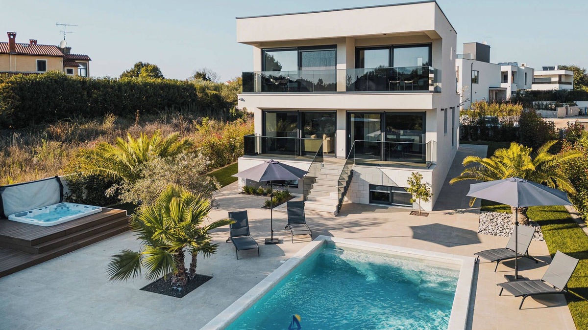 Gulici Villa | Luxurious 3-BR spa villa with heatable pool close to beaches