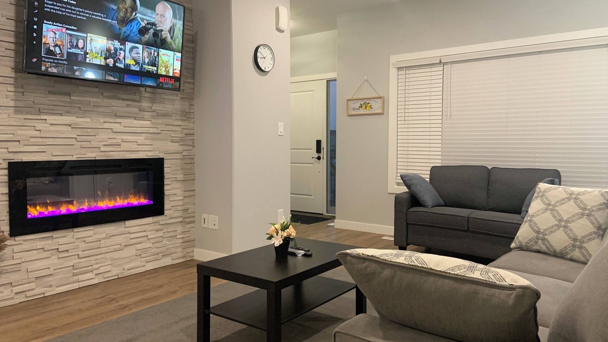 Regina House | Luxurious 3 BR Villa with free parking - King Bed