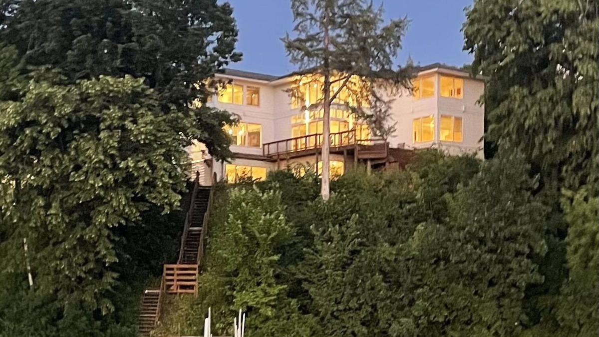 Mound House | Luxurious 3BR /4BA Home on Beautiful Lake Minnetonka