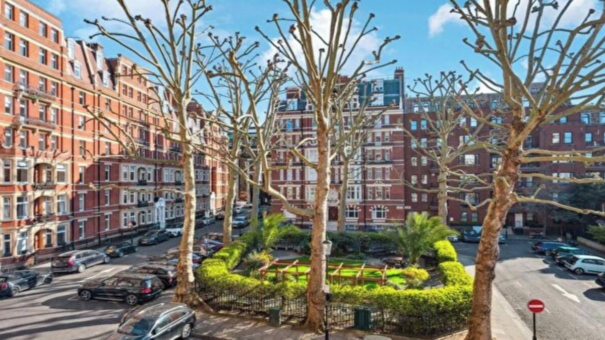 Campden Apartment | Luxurious 3BR Apartment in Kensington Walk to High Street