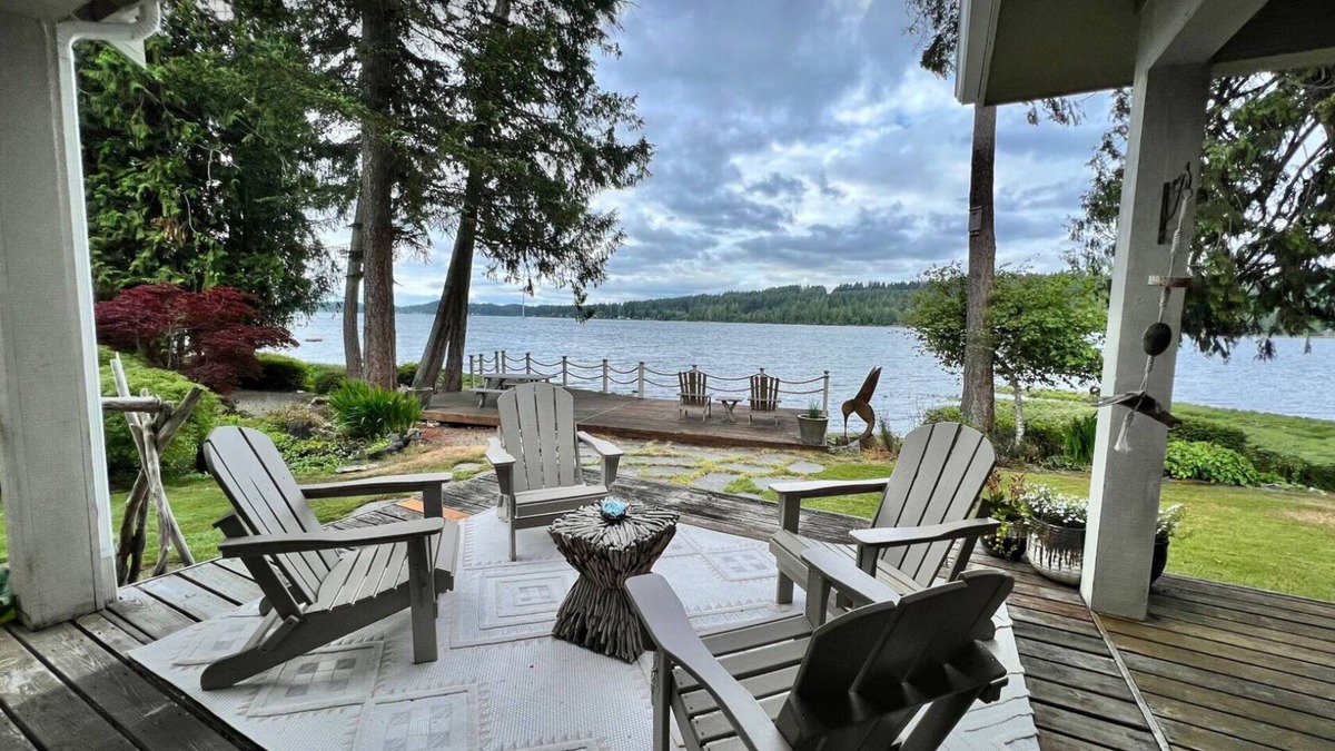 Belfair House | Luxurious 4-bedroom beachfront home with AC, gym and sport court in Belfair