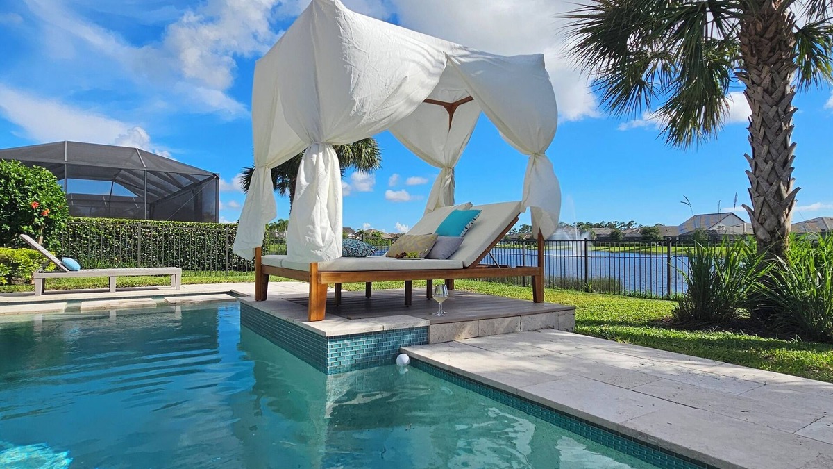 Three Oaks House | Luxurious 4100 SqFt. 5BR Poolside Home with Heated pool, 6 Beds, 12 Sleeps.