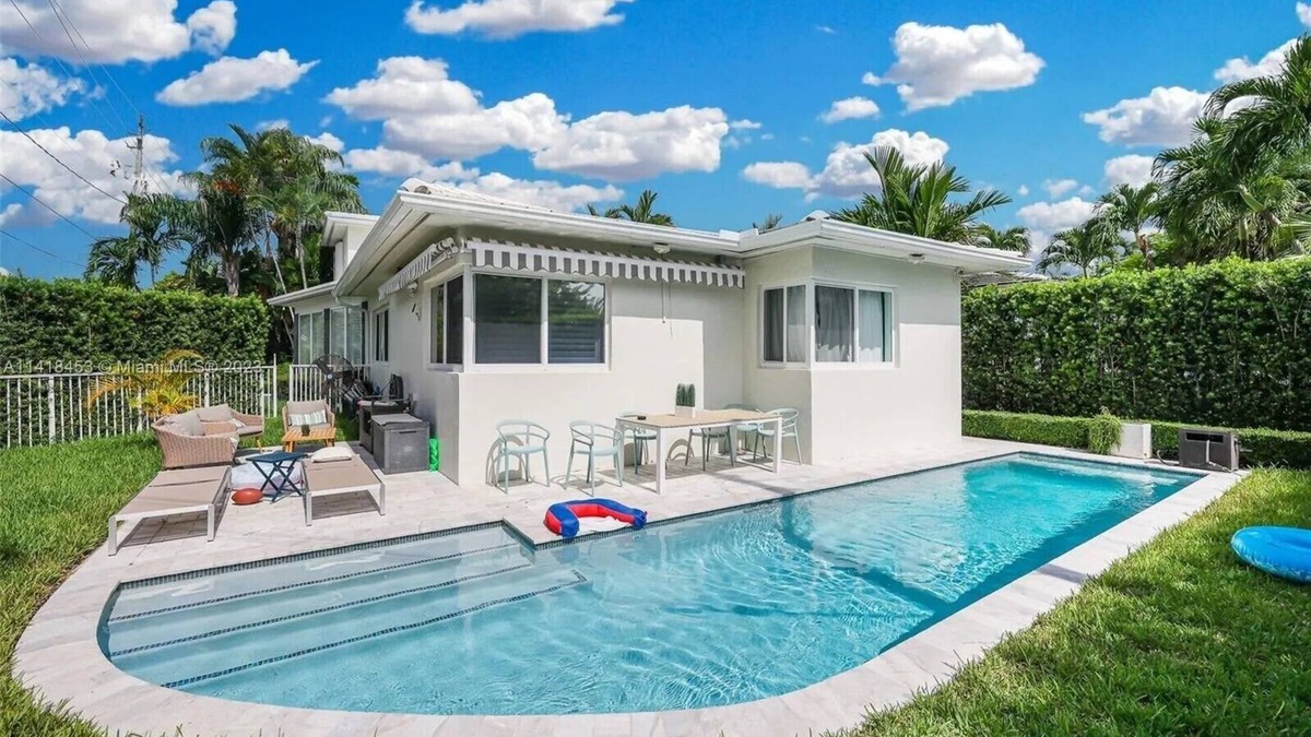 Surfside House | Luxurious 4Bdr with a pool, blocks to beach