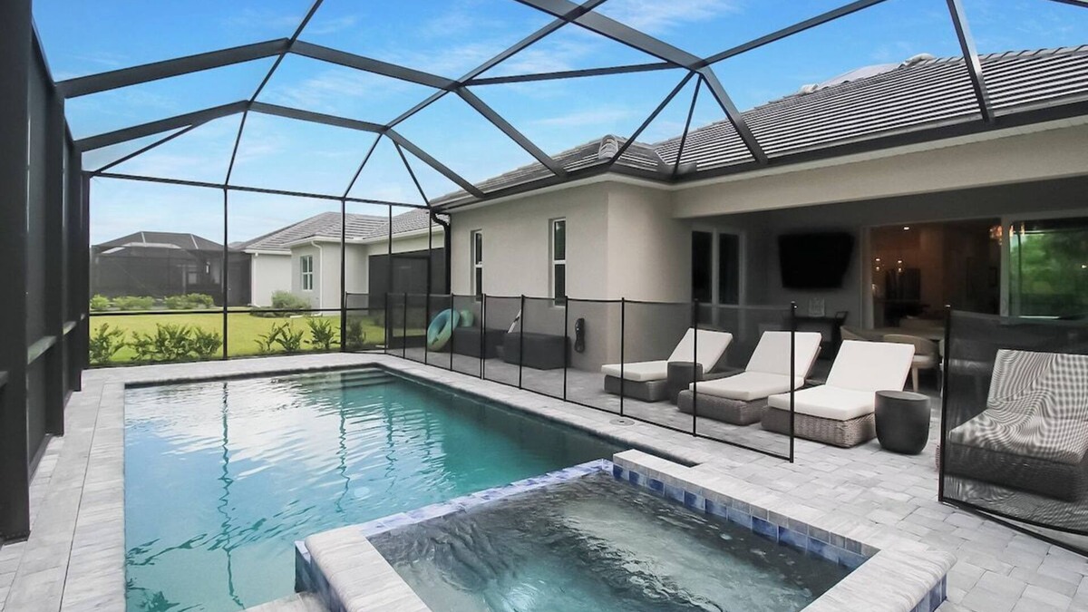 Venice House | Luxurious 4BR pool home in Wellen Park - Florida Sanctuary