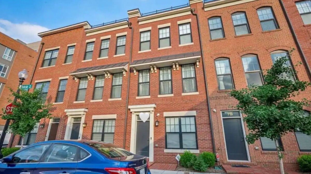 Northeast House | Luxurious 4BR TH w. free parking, close metro access, & patio in Washington, DC