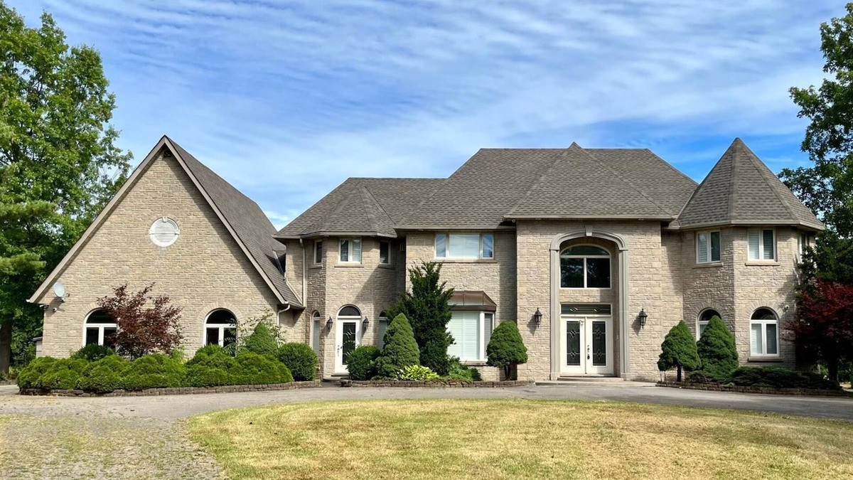 Welland Villa | Luxurious 5-acre estate is only 15 minutes from the majestic Niagara Falls
